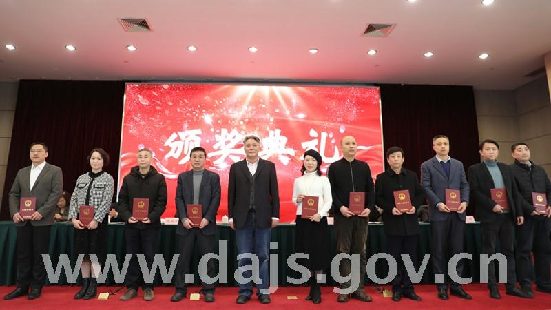 陳萬田副館長頒 發優秀等次證書_副本.jpg