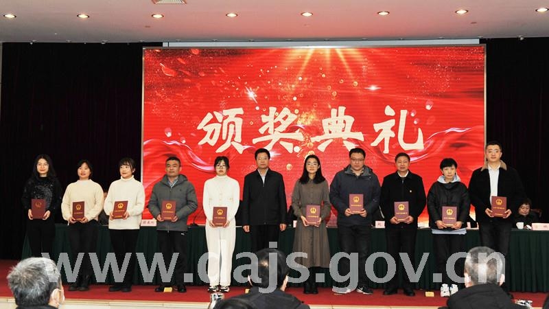 薛春剛副館長頒 發優秀等次證書_副本.jpg