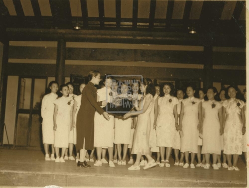 142.1.1948年畢業(yè)班向?qū)W校獻(xiàn)禮。前左一為金女大校長(zhǎng)吳貽芳博士.jpg
