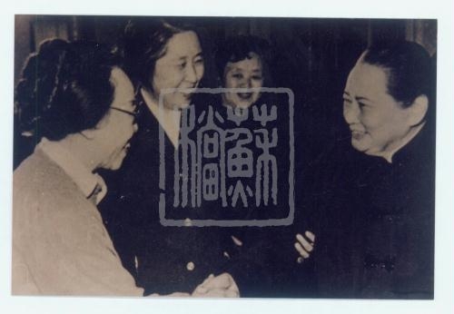 8、宋慶齡與袁曉園握手.900027_副本.jpg